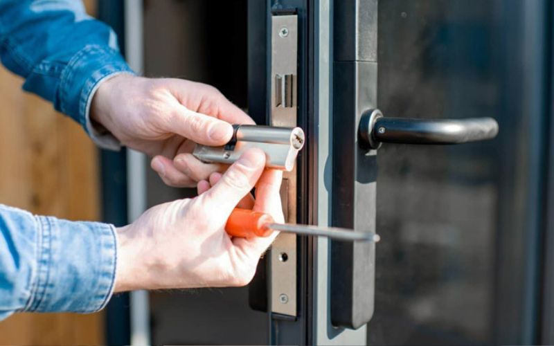 Hướng dẫn thay pin khóa cửa thông minh