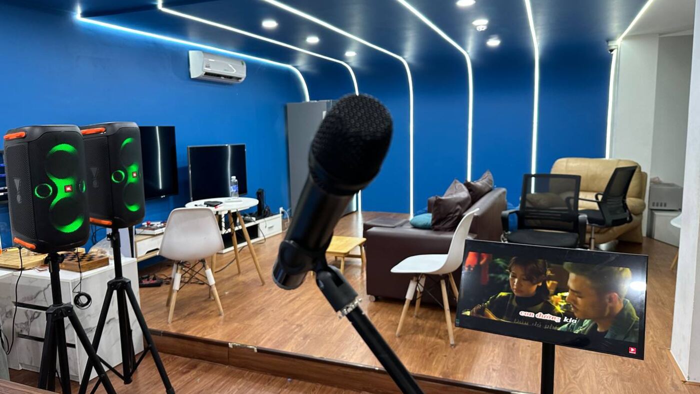 Góc studio quay podcast và livestream trong văn phòng MONA với micro, loa
